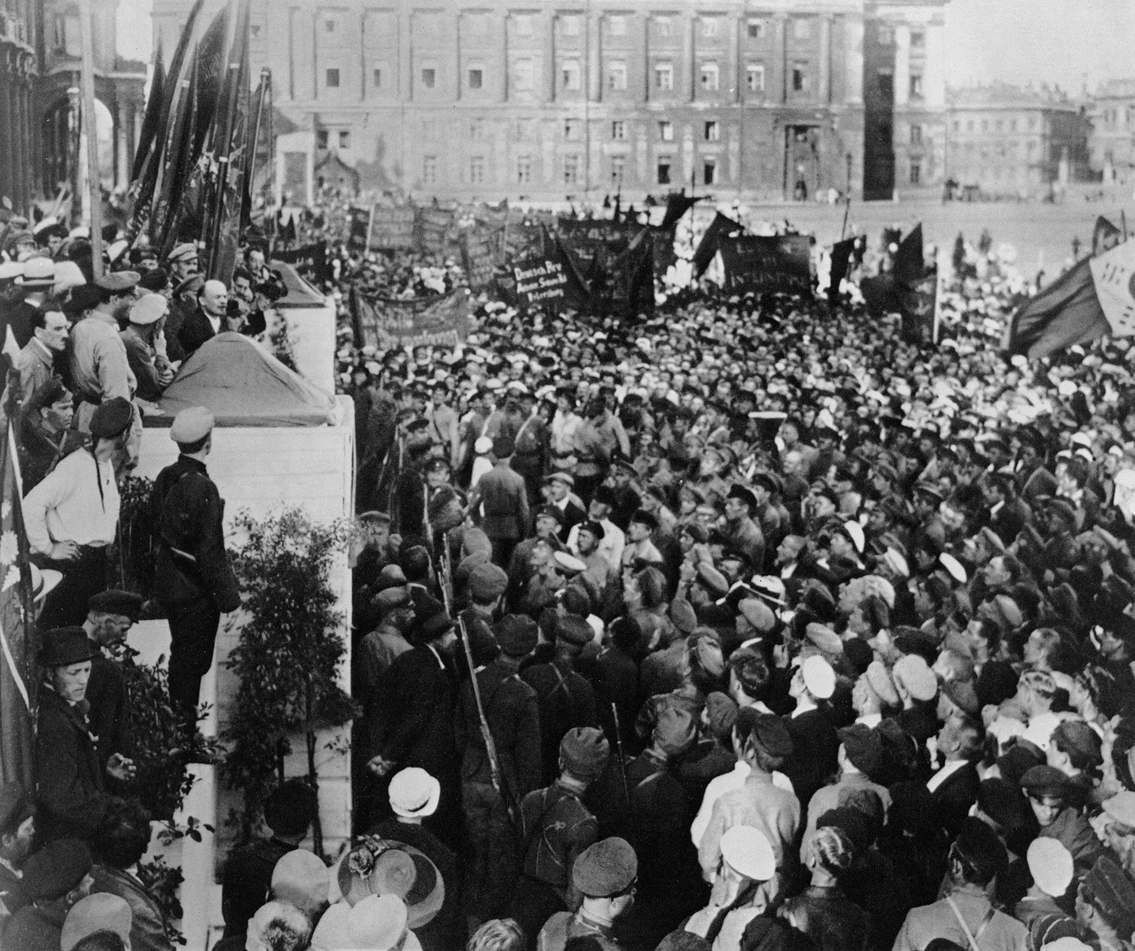 1920. Ленин произносит речь на митинге. Петроград. Советские фотографии