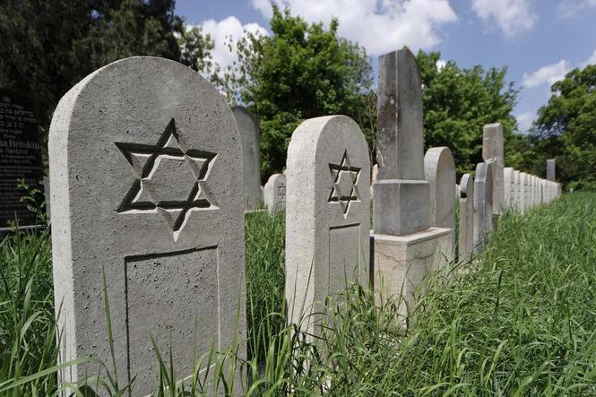 Это Украина: На Волыни городские бордюры сделали из еврейских надгробий (ФОТО)