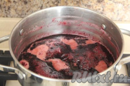 Пока повидло варится, простерилизовать банки (я взяла 2 баночки по 200 миллилитров) любым способом, прокипятить крышки.