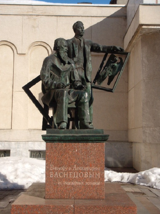 Памятник «Виктору и Аполлинарию Васнецовым от благодарных земляков» перед здание Кировского областного музея им. братьев Васнецовых. Скульптор Ю. Г. Орехов. Памятник «Виктору и Аполлинарию Васнецовым от благодарных земляков» перед здание Кировского областного музея им. братьев Васнецовых. Скульптор Ю. Г. Орехов.