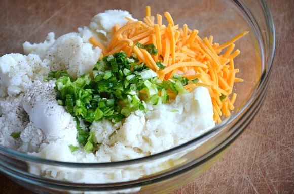 Оладьи из картофельного пюре с сыром. Оладьи из картофельного пюре с сыром.