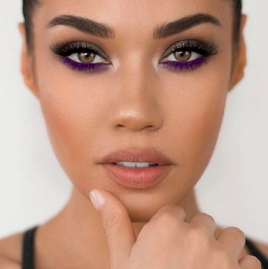 макияж с фиолетовым кайалом для карих глаз