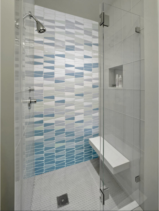 Треугольное плиточное покрытие в интерьере ванной комнаты, которое создаёт по-настоящему необычную и тёплую атмосферу. 