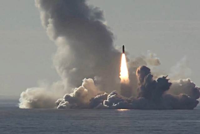 Подлодки Северного флота осуществили пуски ракет 