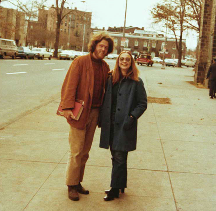 Экс-госсекретарь США Хиллари Клинтон и бывший президент страны Билл познакомились в 1971 году, когда были студентами Йельской школы права. Четыре года спустя они поженились