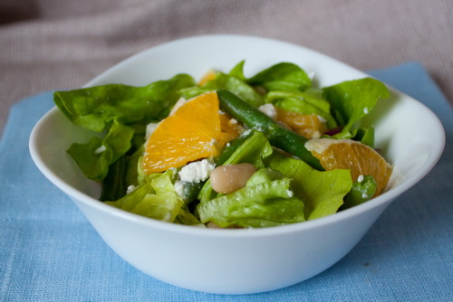 Апельсиновый салат с фетой, белой и зеленой фасолью