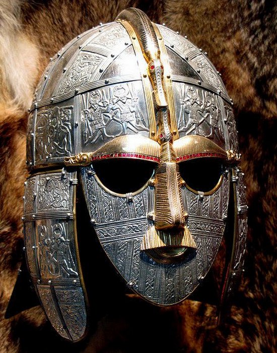Жемчужина английской археологии: реплика шлема из Саттон-Ху.