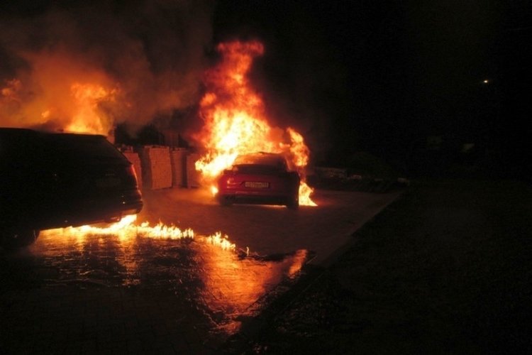 Пропавший полгода назад автомобиль нашли горящим в Ленобласти