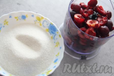 Из 500 грамм вымытой черешни удалить косточки, затем переложить ягоды в чашу измельчителя и измельчить до получения пюре. Можно превратить черешню в пюре и с помощью погружного блендера.