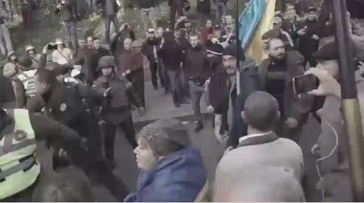 У спецназа в Киеве отобрали щиты при попытке разогнать протестующих у Рады