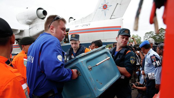 Спасатели МЧС участвуют в операции по поиску потерпевшего крушение самолета AirAsia в Индонезии