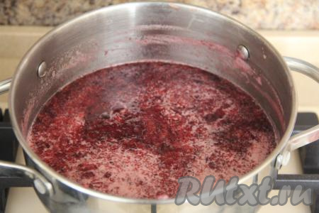Довести пюре из черешни, периодически помешивая, до кипения, снять пенку, убавить огонь. Варить повидло на медленном огне 35 минут, иногда перемешивая.