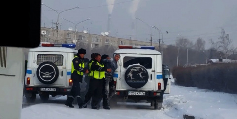 В Казахстане полицейские избили водителя (3 видео)