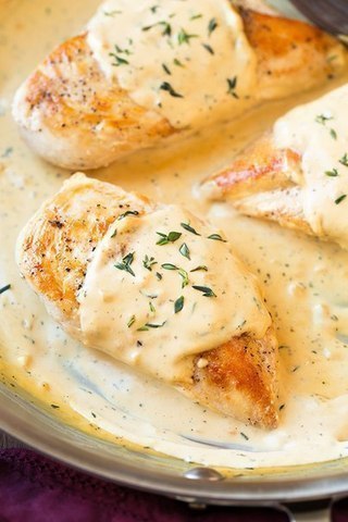 Куриные грудки под горчично-сметанным соусом.