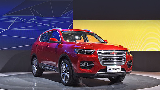 Длина модели равна 4600 (−40 мм по сравнению с <a href="https://www.drive.ru/video/haval/55639fdc95a656119900009c.html" target="_blank" rel="noopener" class="c-link">предшественником</a>), ширина — 1860 (+35), высота — 1720 (+30), колёсная база — 2680 (не поменялась).