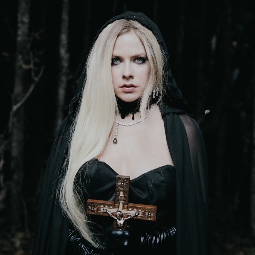 Avril Lavigne представила новый клип в готическом стиле