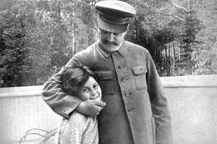 Трагедия семьи Сталина. Что стало с детьми и женами вождя Трагедия семьи Сталина. Что стало с детьми и женами вождя