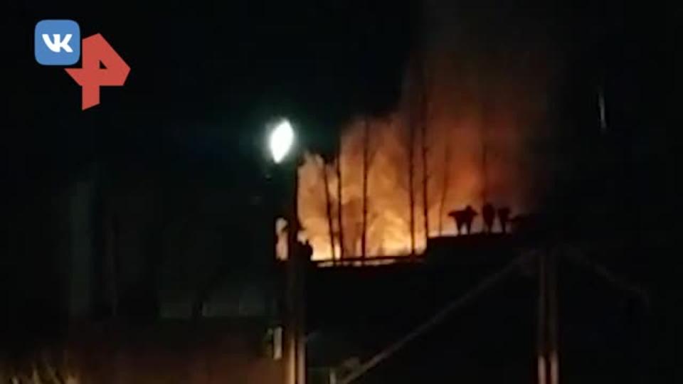 Видео: пожар охватил склад пленки в Новгороде