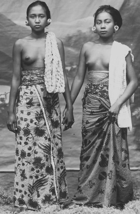 Девушки и женщины Бали (23 ретро-фото топлесс) .