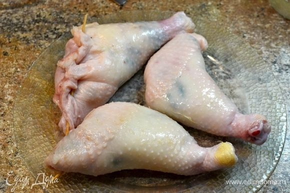 Фаршированные окорочка скрепляем шпажками, не переполняйте, а то лопнут. Обвалять в кукурузных хлопьях (измельчить) с яйцом и сливками, обжарить с 2-х сторон. Фаршированные окорочка скрепляем шпажками, не переполняйте, а то лопнут. Обвалять в кукурузных хлопьях (измельчить) с яйцом и сливками, обжарить с 2-х сторон.