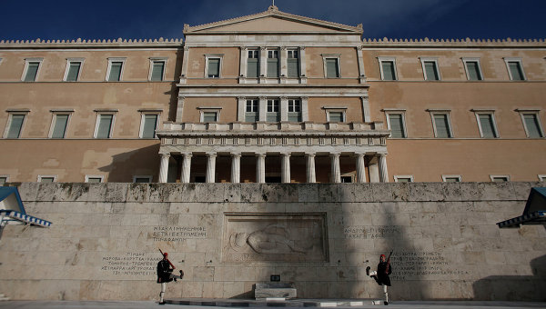 Гвардейцы у здания греческого Парламента в Афинах. Архивное фото.