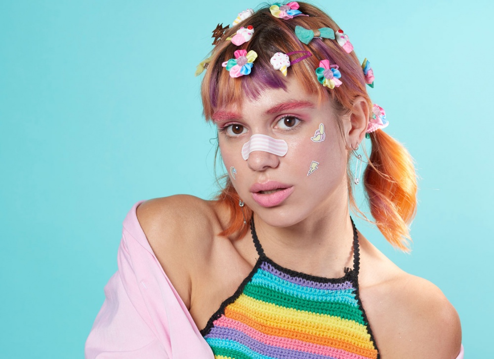 Зачем девушки надевают пластырь на нос, что такое макияж Teen и почему это считается модным?