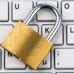 Ein Vorhängeschloss auf einer Computer Tastatur. Symbolfoto für Datensicherheit und Hacking