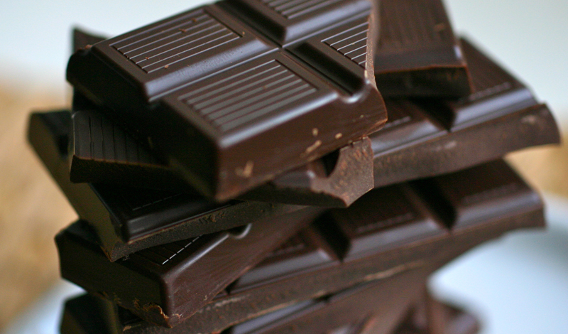 Темный шоколад
Отличная новость для всех, кто не мыслит своей жизни без сладкого: исследования показали несомненную пользу темного шоколада для сердца. Ученые связывают этот факт с большим количеством содержащихся в продукте полифенолов и флавонолов — противовоспалительных элементов, защищающих всю сердечно-сосудистую систему.