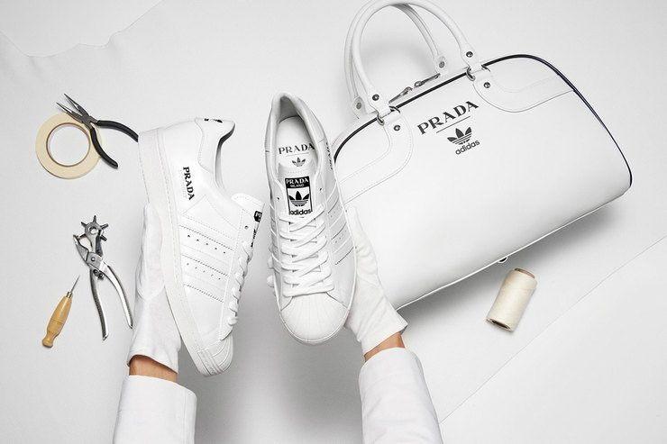 3 фото коллаборации Prada и Adidas. Она напоминает посылку с Aliexpress