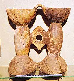 Так называемые «биноклевидные» изделия — загадка Триполья. Возможно, использовались для ритуального посева или полива