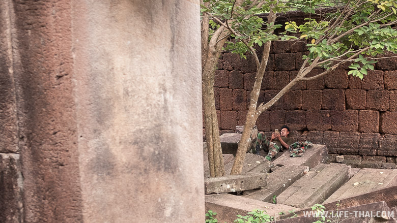 Кхмерский храм с солдатами в Таиланде