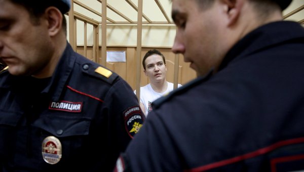 Украинская летчица Надежда Савченко во время заседания в Басманном суде Москвы