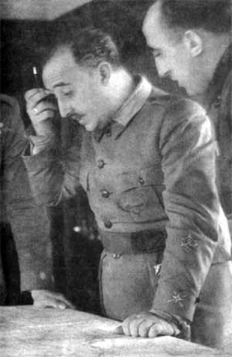 Генерал Франко обдумывает военную операцию в Теруэле. Декабрь 1937 года Генерал Франко обдумывает военную операцию в Теруэле. Декабрь 1937 года