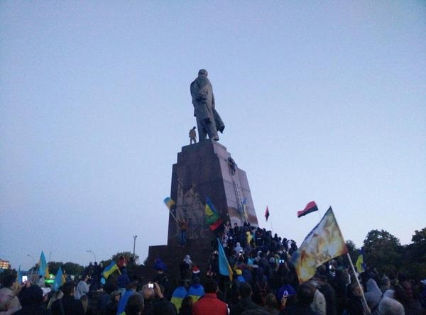 Опять хохлы нашли крайнего:В Харькове разрушают памятник Ленину