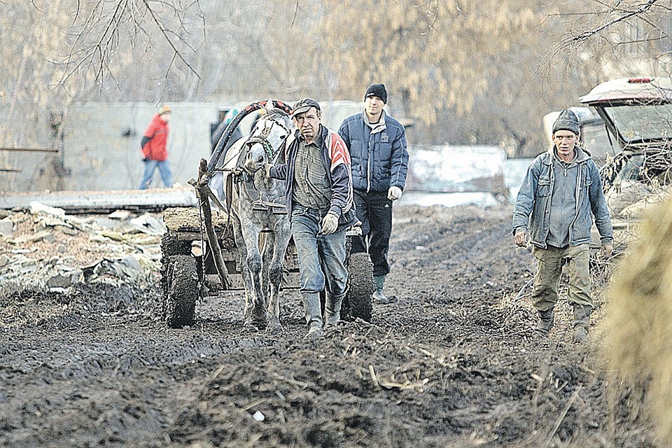 Изолированная Россия: кто и зачем живет в деревнях и селах, куда ни пройти ни проехать