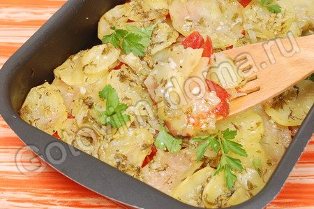 Картофель, запеченный с луком, чесноком и помидорами