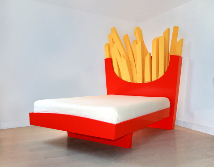 Кровать в виде картошки-фри. 