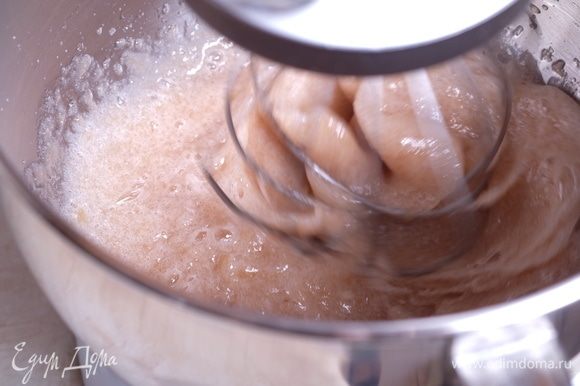 Как только сироп закипел, добавляем в яблочное пюре белок и, начиная с низких оборотов, начинаем взбивать смесь. Она начнет увеличиваться в объеме и белеть