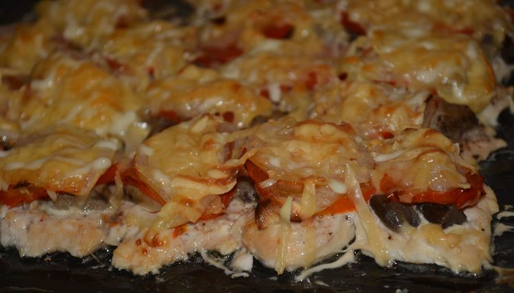 Мясо по-французски с грибами и помидорами