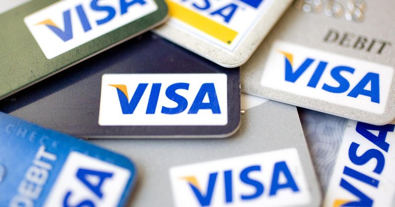 Банки смогут брать комиссию за снятие наличных с карт Visa