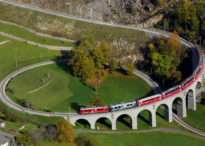 7 поездов, которые проходят через самые необычные места
