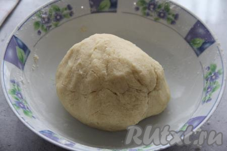 Замесить нежное, не липнущее к ладоням, пластичное тесто, собрать его в ком. Возможно, придётся добавить ещё 1 столовую ложку воды, главное - ориентируйтесь на структуру теста, как только песочное тесто сможете собрать в ком, значит больше ничего добавлять не нужно. После того как тесто соберётся в ком, продолжать вымешивать его не нужно.