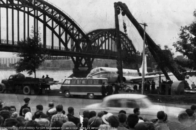 Над Ленинградом у самолета внезапно кончилось топливо. 25 лет власти скрывали информацию о случившемся Над Ленинградом у самолета внезапно кончилось топливо. 25 лет власти скрывали информацию о случившемся