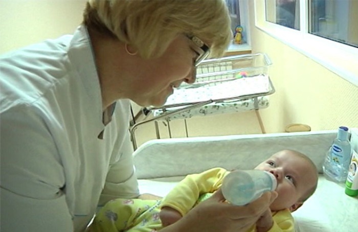 Бездомная кошка нашла ребенка, брошенного матерью у мусоропровода Бездомная кошка нашла ребенка, брошенного матерью у мусоропровода