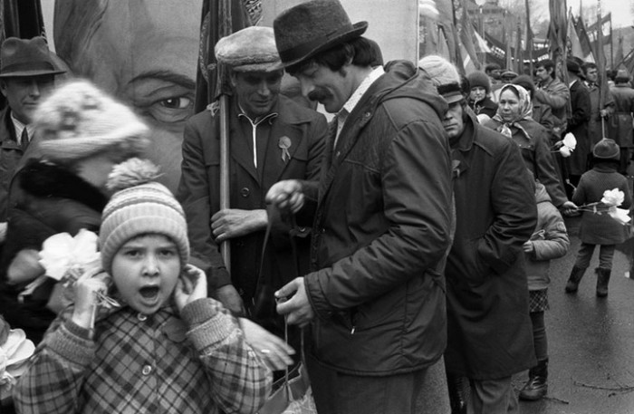 Официальный военный парад на главной площади. СССР, Новокузнецк, 1980-е годы. Официальный военный парад на главной площади. СССР, Новокузнецк, 1980-е годы.