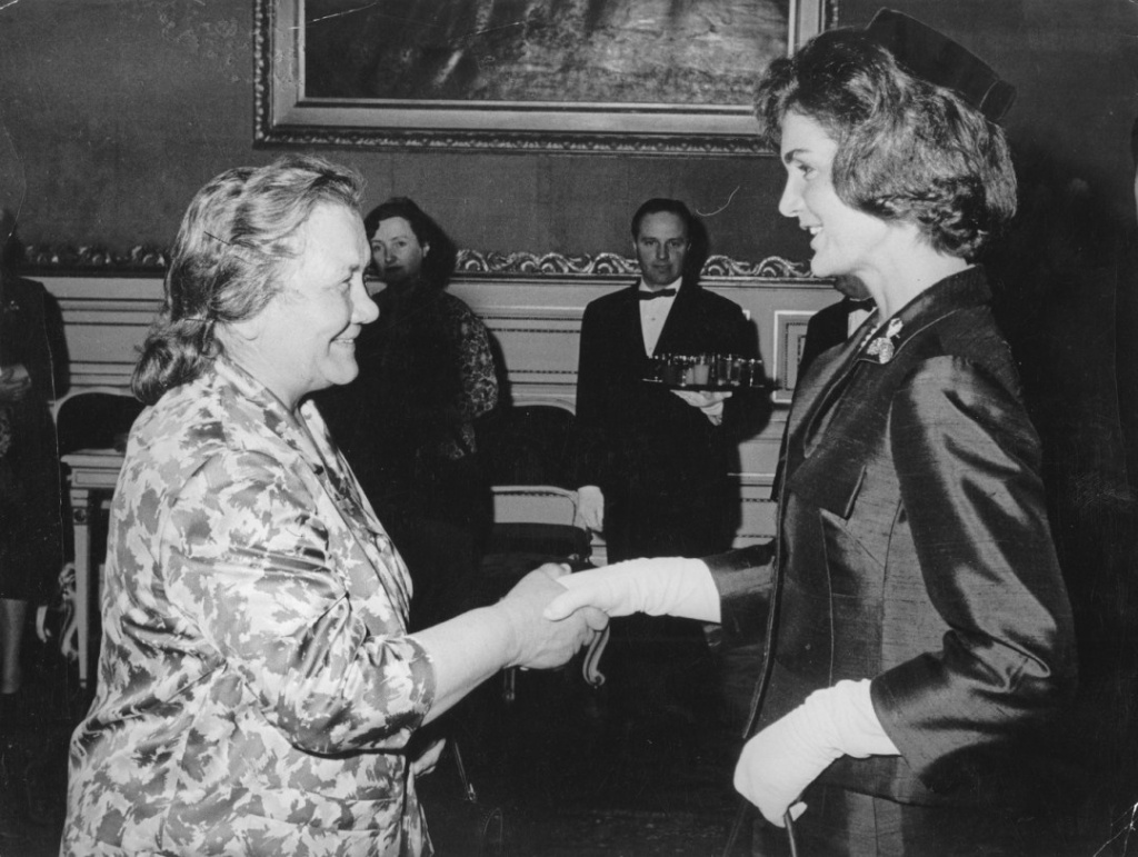 Jackie Kennedy and Nina Chruschtschowa are meeting at the reception and great dinner at Sch?nbrunn Palace during the two-day summit between Presidents John F. Kennedy and Nikita Khrushchev in Vienna. Sch?nbrunn. Wien 13. 3. Juni 1961. Photographie. (Photo by Votava/Imagno/Getty Images)