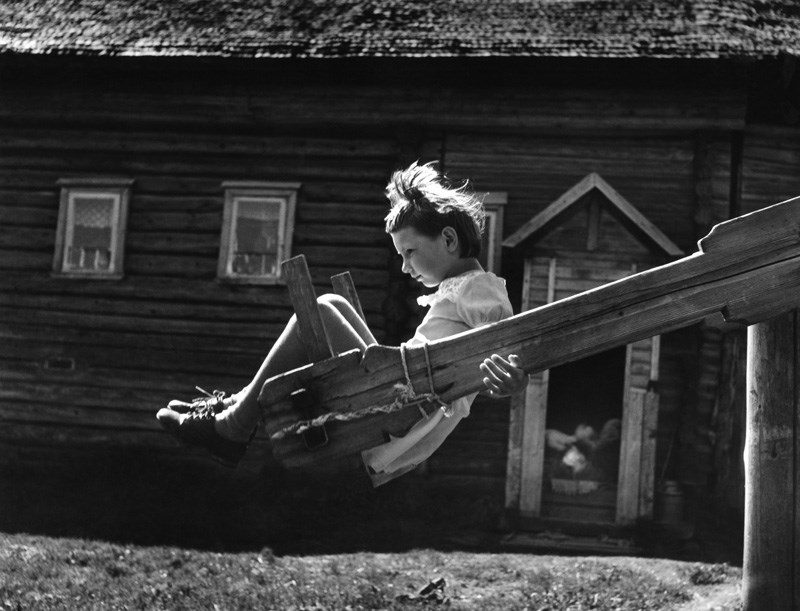 64 ГЕНИАЛЬНЫХ ФОТОГРАФИИ СОВЕТСКОЙ ЭПОХИ «Качели», 1977 год. Фото: Михаил Голосовский