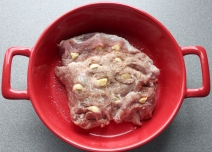 Свинина, запеченная с чесноком