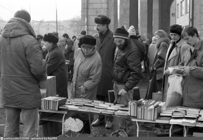 Время перемен: 18 ретро фотографий Москвы «лихих 90-х»