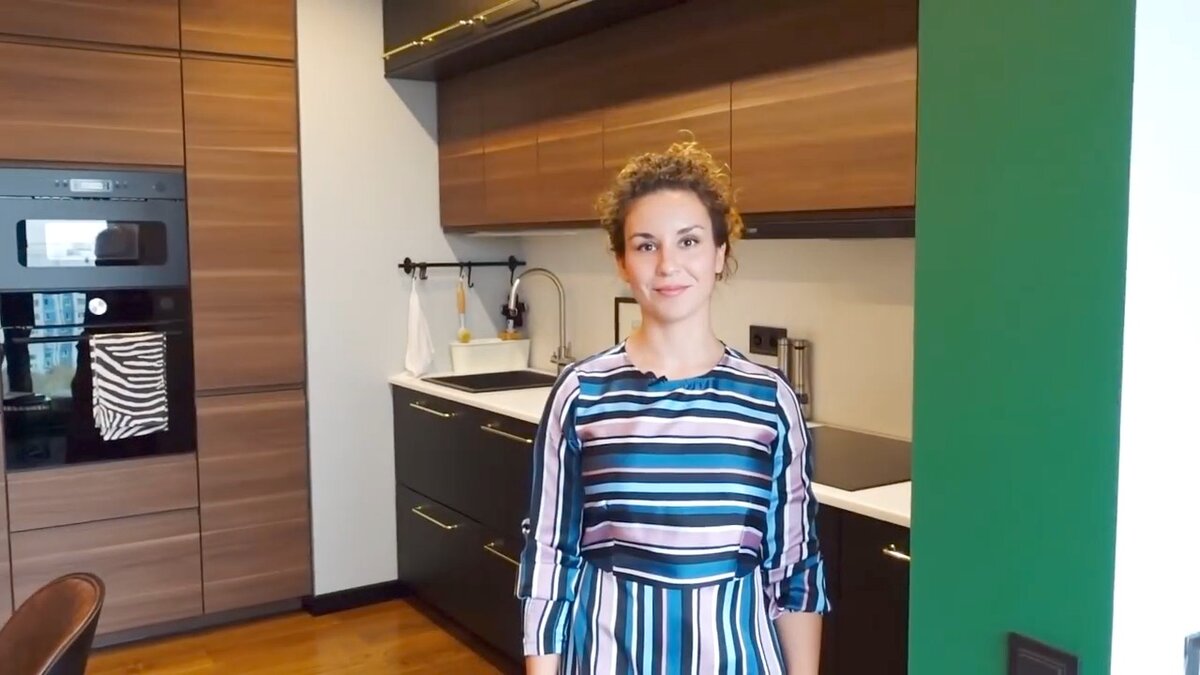 Хозяйка Ксения на своей кухне в однокомнатной квартире 